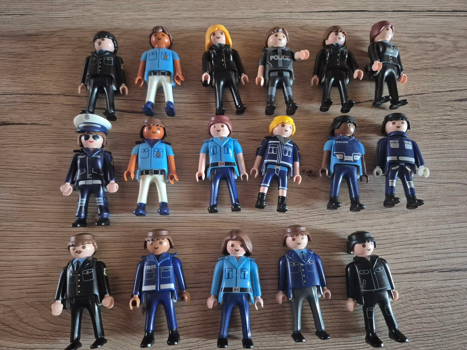 Lot de 17 policiers playmobil 
